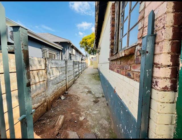 8 BEDROOM HOUSE FOR SALE IN BEZUIDENHOUT VALLEY